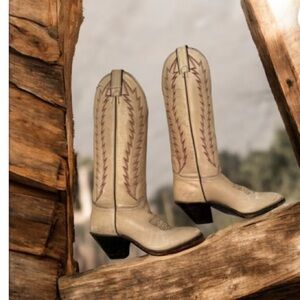 Genuine Leather Cowboy Boots
Preloved -Texas style
Gorgeous and classic Color